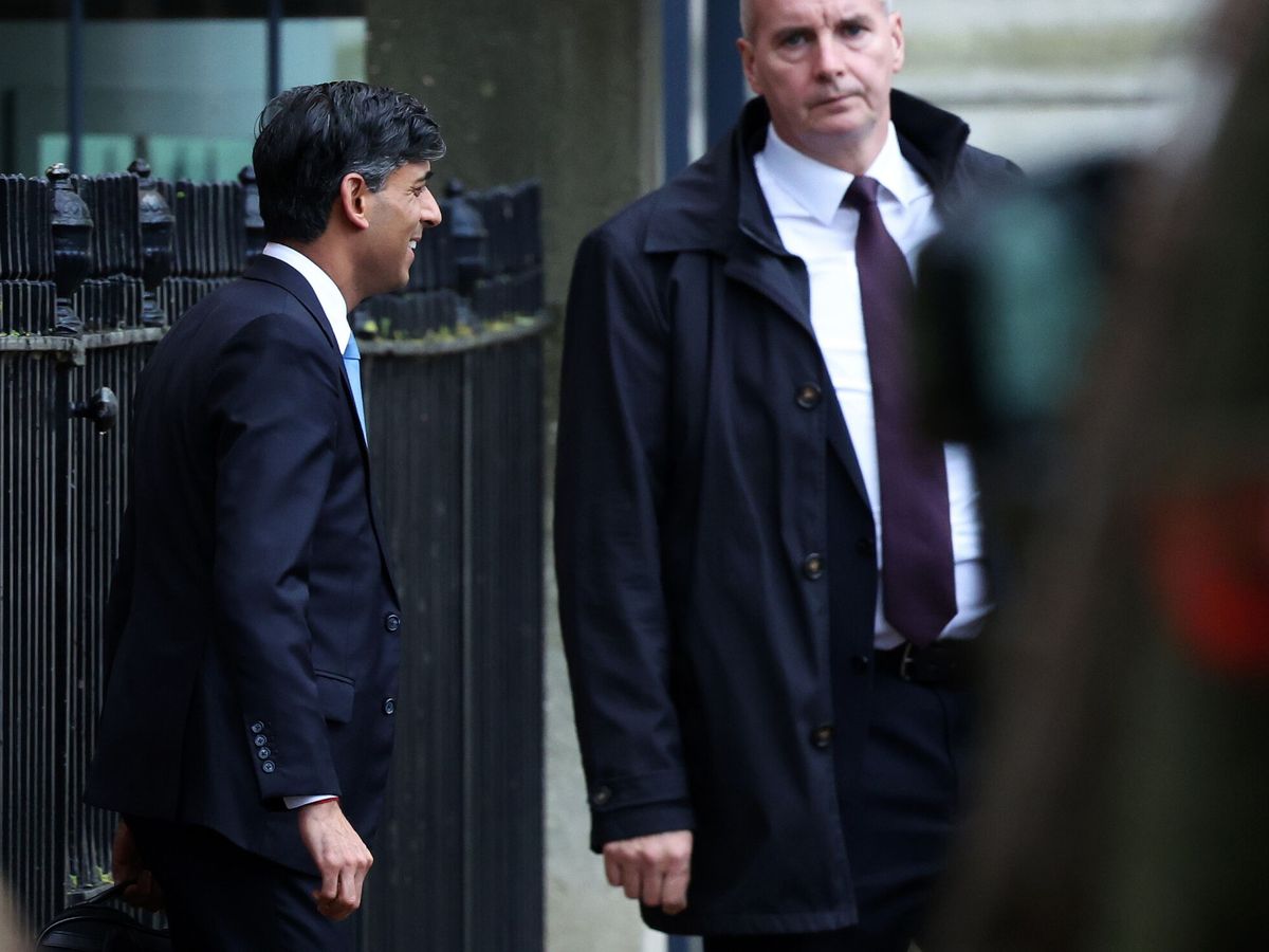 Foto: El primer ministro británico Rishi Sunak sale del número 10 de Downing Street en Londres. (EFE / Andy Rain)