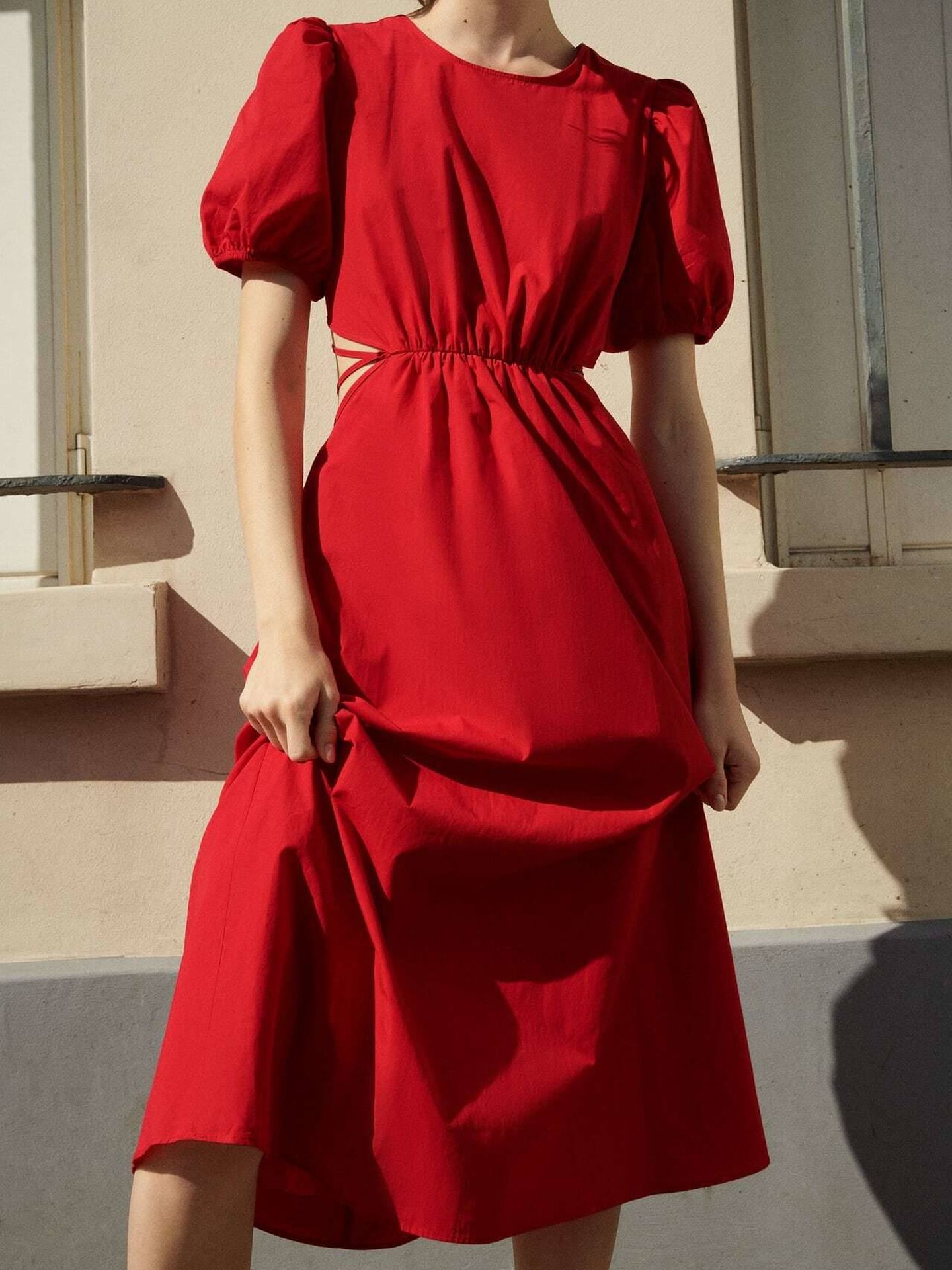 Un vestido rojo de Zara. (Cortesía)