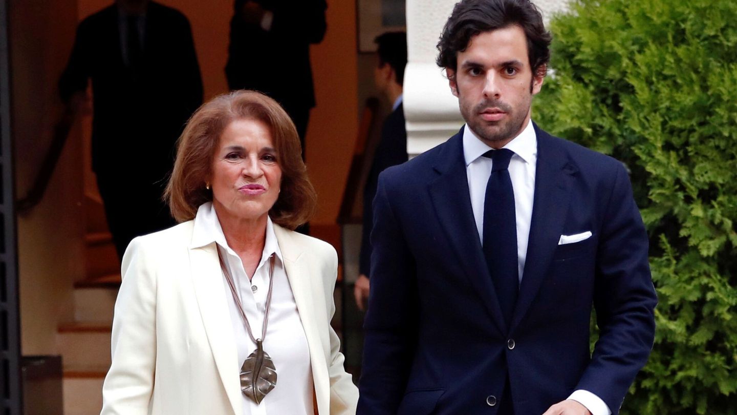 Ana Botella y su hijo Alonso Aznar. (EFE)