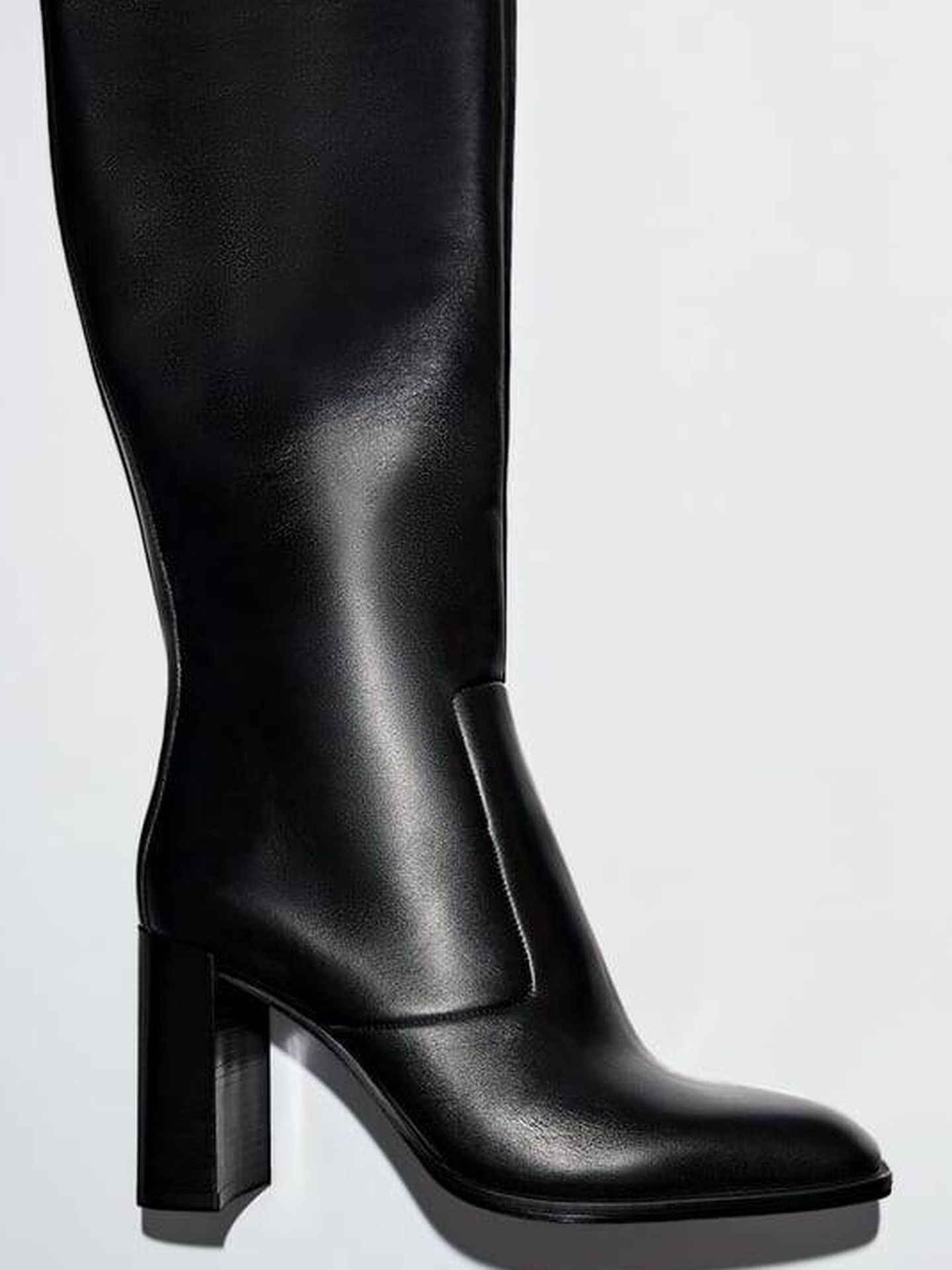 Unas botas para combinar con el vestido estampado en blanco y negro perfecto para tus looks de otoño. (Zara/Cortesía)