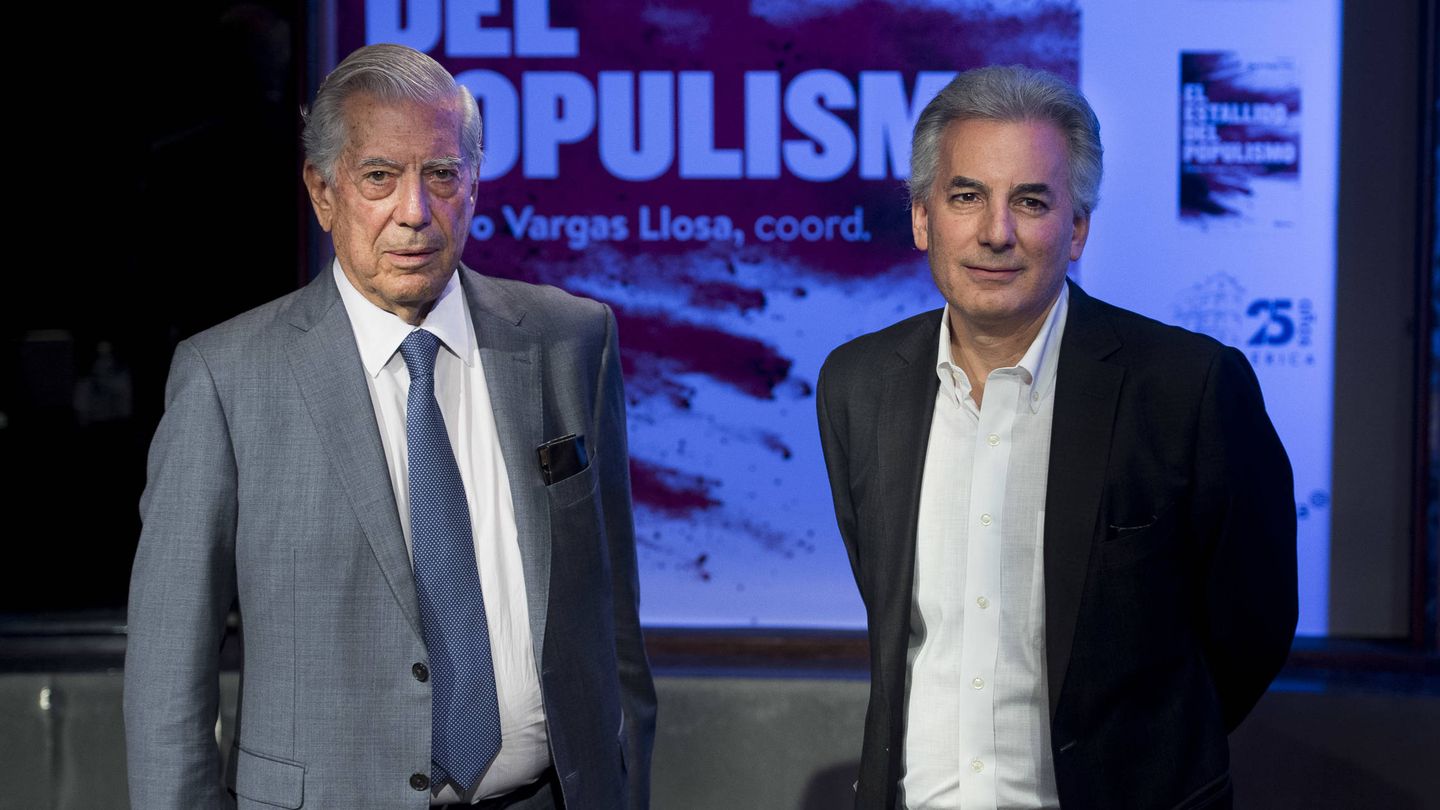 Álvaro Vargas Llosa junto a su padre.(Gtres)