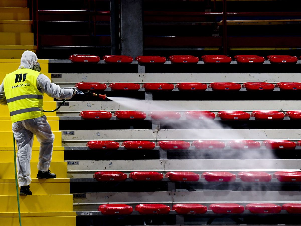 Foto: Un operador, desinfectando un estadio en Nápoles.