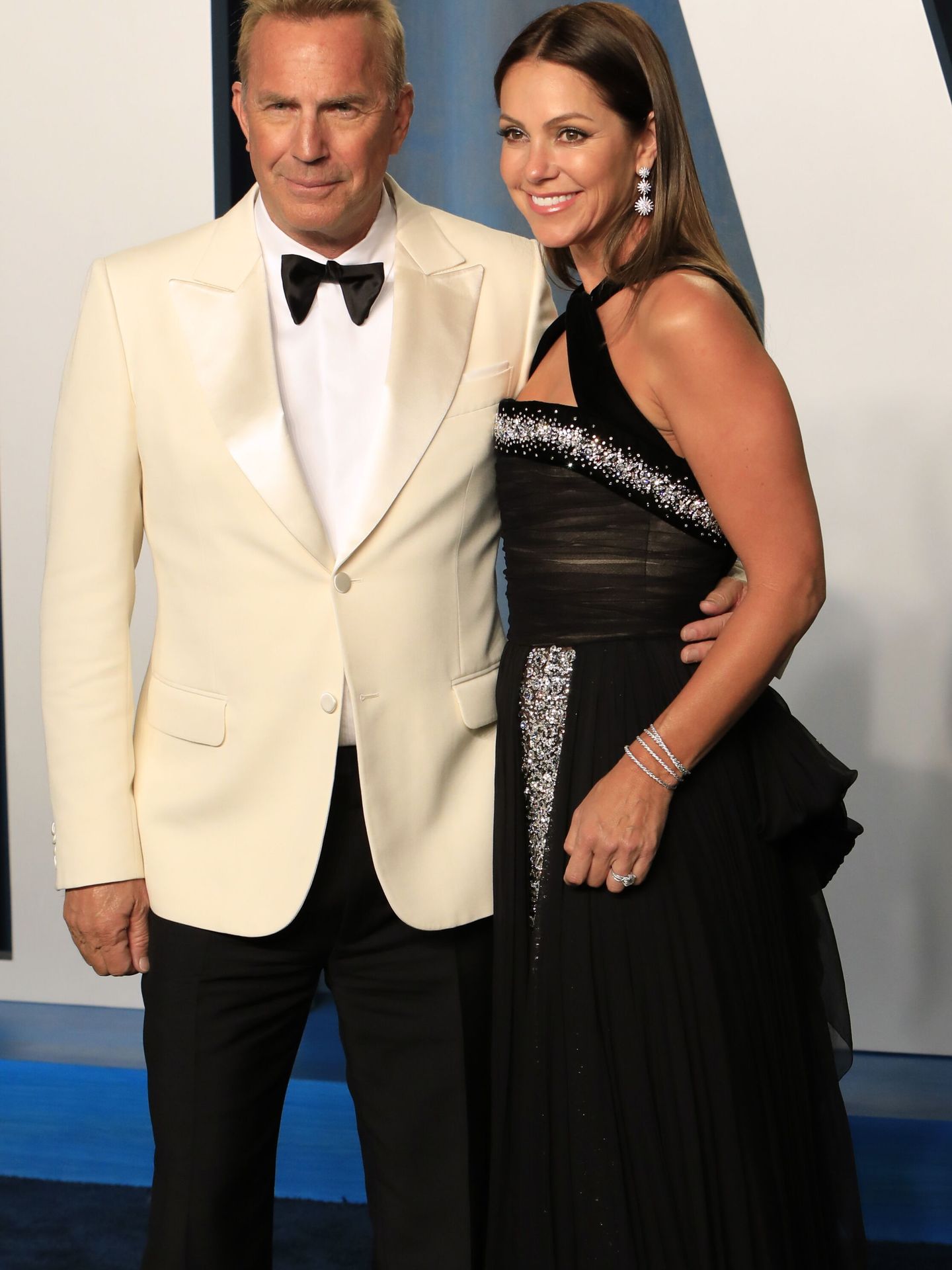 Kevin Costner, junto a Christine Baumgartner tras la pasada gala de los Oscar. (EFE/Nina Prommer)