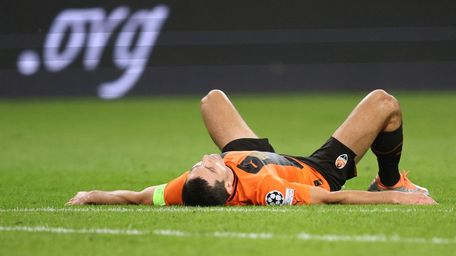 Taras Stepanenko se tumba en el césped tras un partido de Champions. (Reuters/Kacper Pempel)