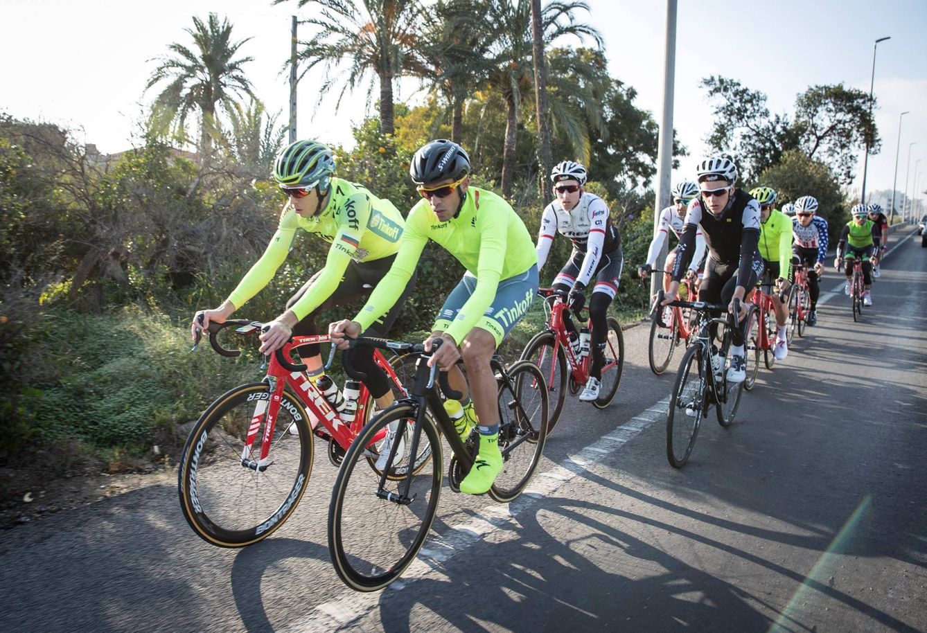 Contador, segundo por la izquierda, aún con la ropa de Tinkoff, en la concentración en Alicante con el Trek (Trek-Segafredo/Facebook).