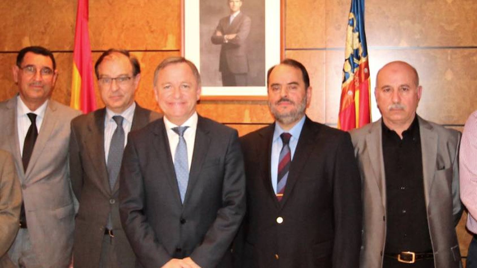 Foto: Imad al Naddaf, segundo por la derecha, en un encuentro en la Delegación del Gobierno de Valencia con otros líderes árabe-musulmanes.