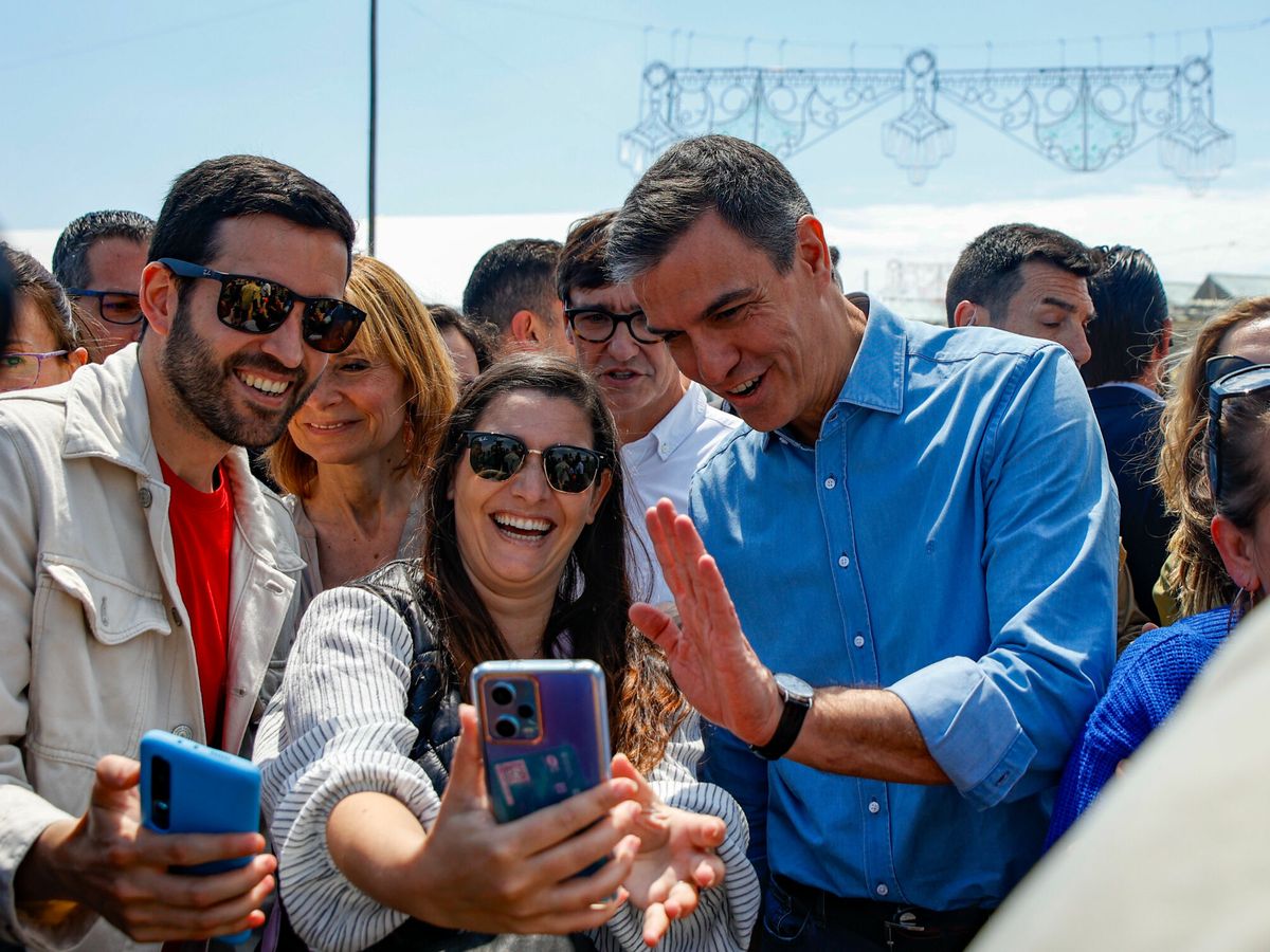 Foto: El presidente del Gobierno, Pedro Sánchez, se hace una foto a su llegada a la Feria de Abril en Barcelona. (Europa Press/Kike Rincón)