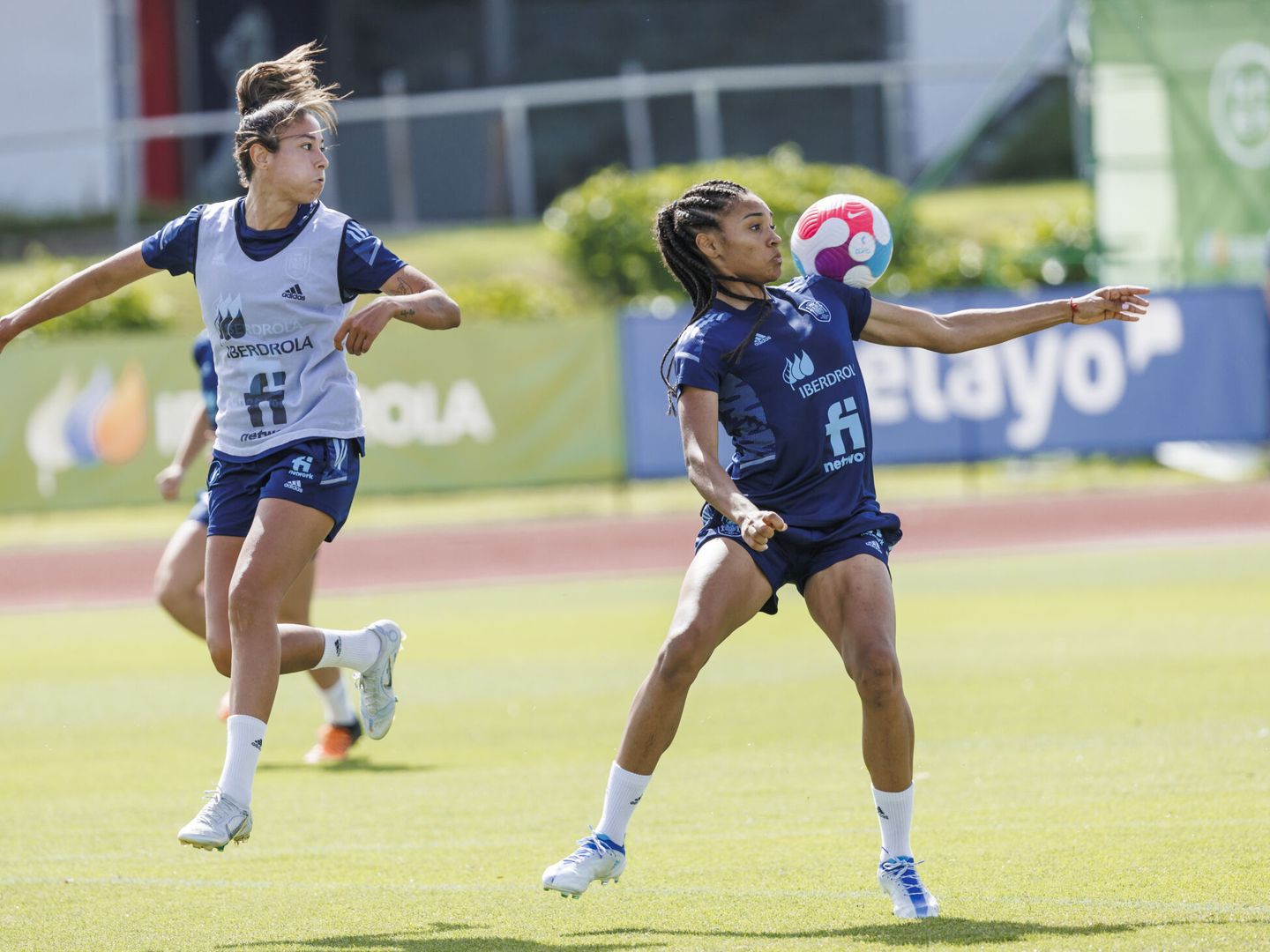 Salma Paralluelo controla el balón durante un entrenamiento con la selección. (EFE/Pablo García)