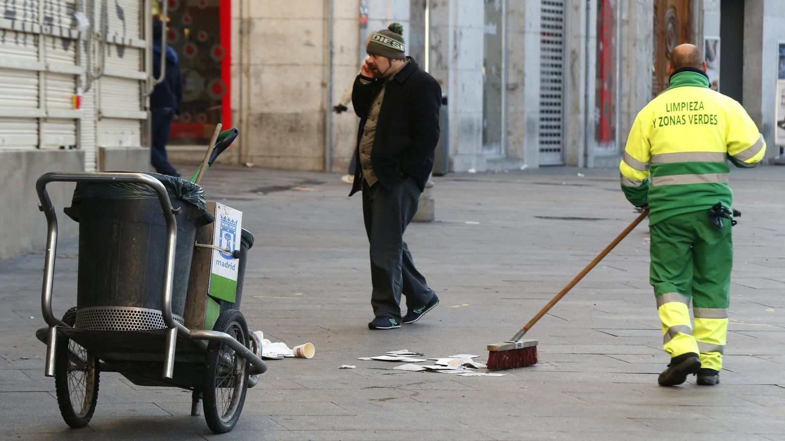 Foto: Un trabajador de los Servicios de Limpieza de Madrid, en las inmediaciones de la Puerta del Sol. (EFE)