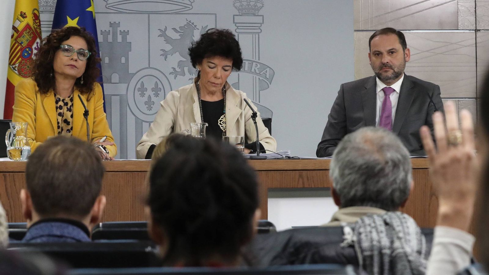 Foto: La portavoz del Gobierno, Isabel Celaá, con los ministros María Jesús Montero y José Luis Ábalos, este 8 de noviembre. (EFE)
