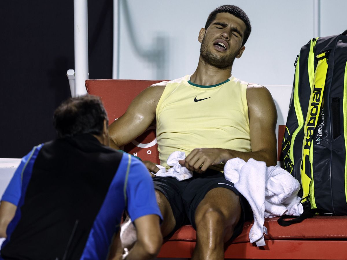 Foto: Carlos Alcaraz después de sufrir la lesión en el Abierto de Tenis de Río. (EFE/Antonio Lacerda)