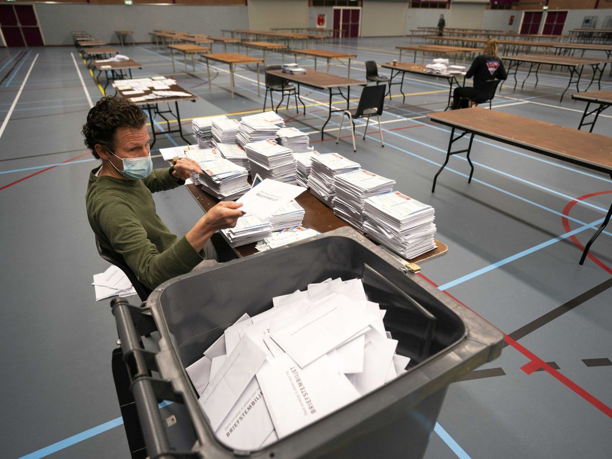 Foto: Funcionarios electorales reparten el enorme número de papeletas de cara a las elecciones parlamentarias en Nijmegen, Países Bajos. (EFE)