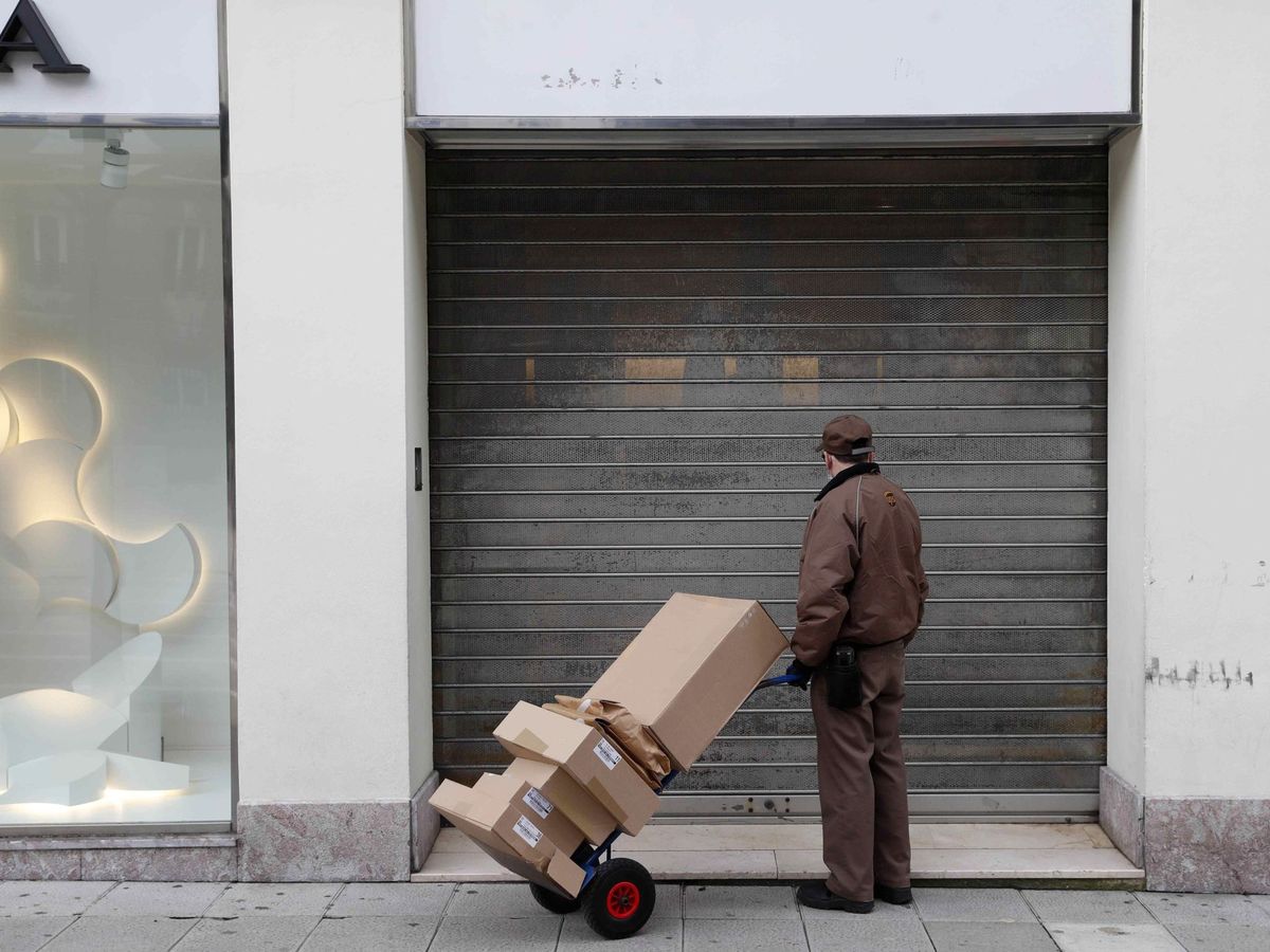 Foto: Un repartidor frente a un comercio en Oviedo. (EFE/J.L.Cereijido)
