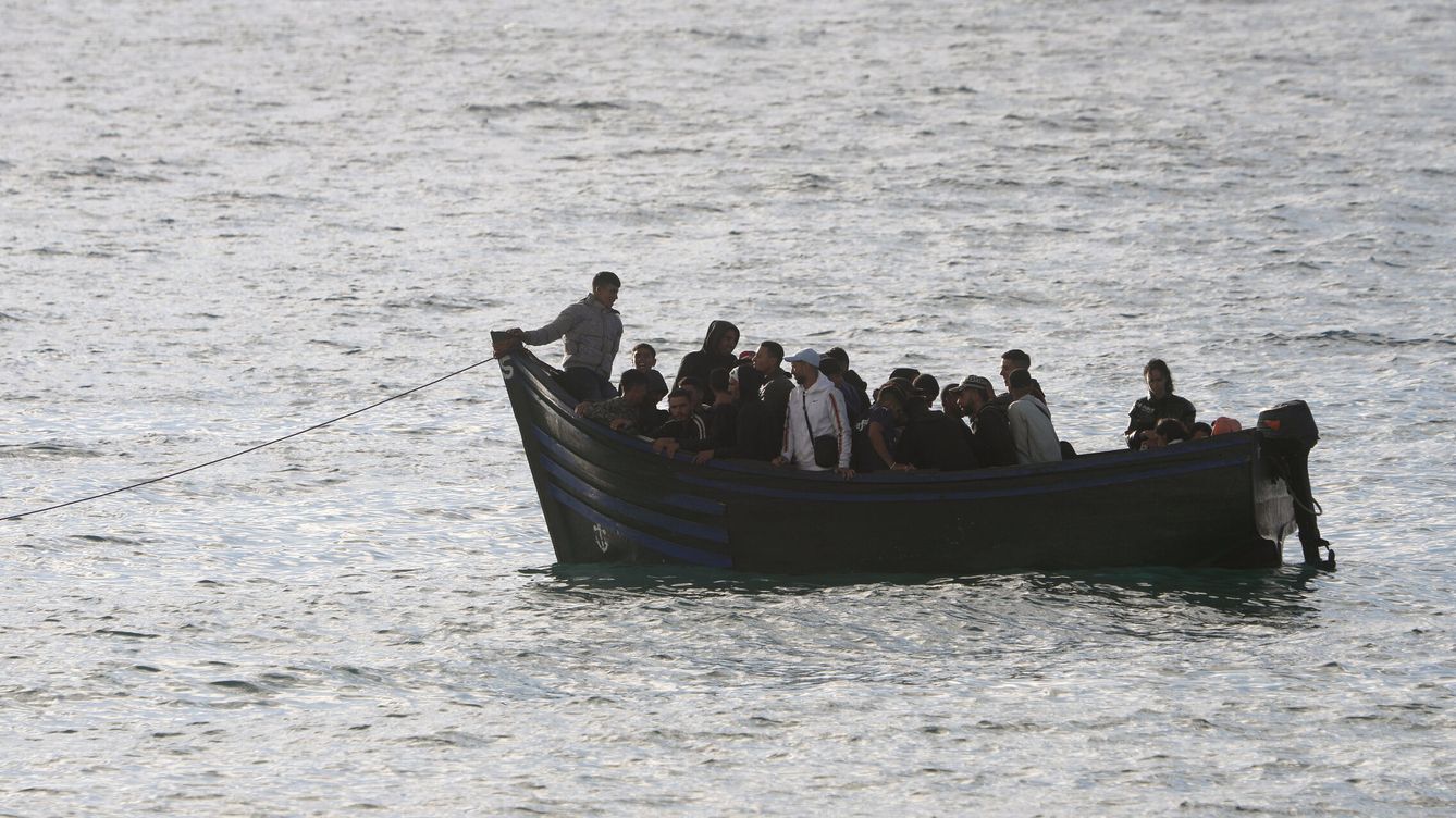 Foto: Una embarcación con personas migrantes cerca de Lanzarote. (EFE/Juan Mateos)
