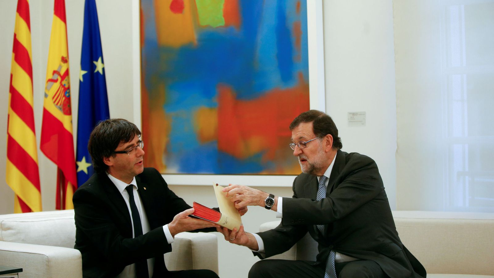 Foto: El presidente de la Generalitat, Carles Puigdemont, y el presidente del Gobierno, Mariano Rajoy. (Reuters)