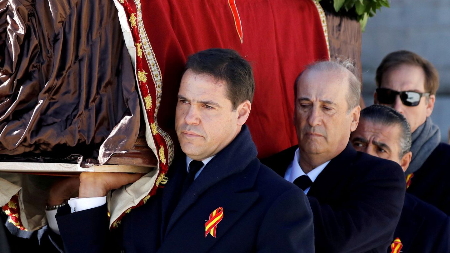 Luis Alfonso de Borbón porta el féretro del dictador al salir del Valle de los Caídos. (Reuters)