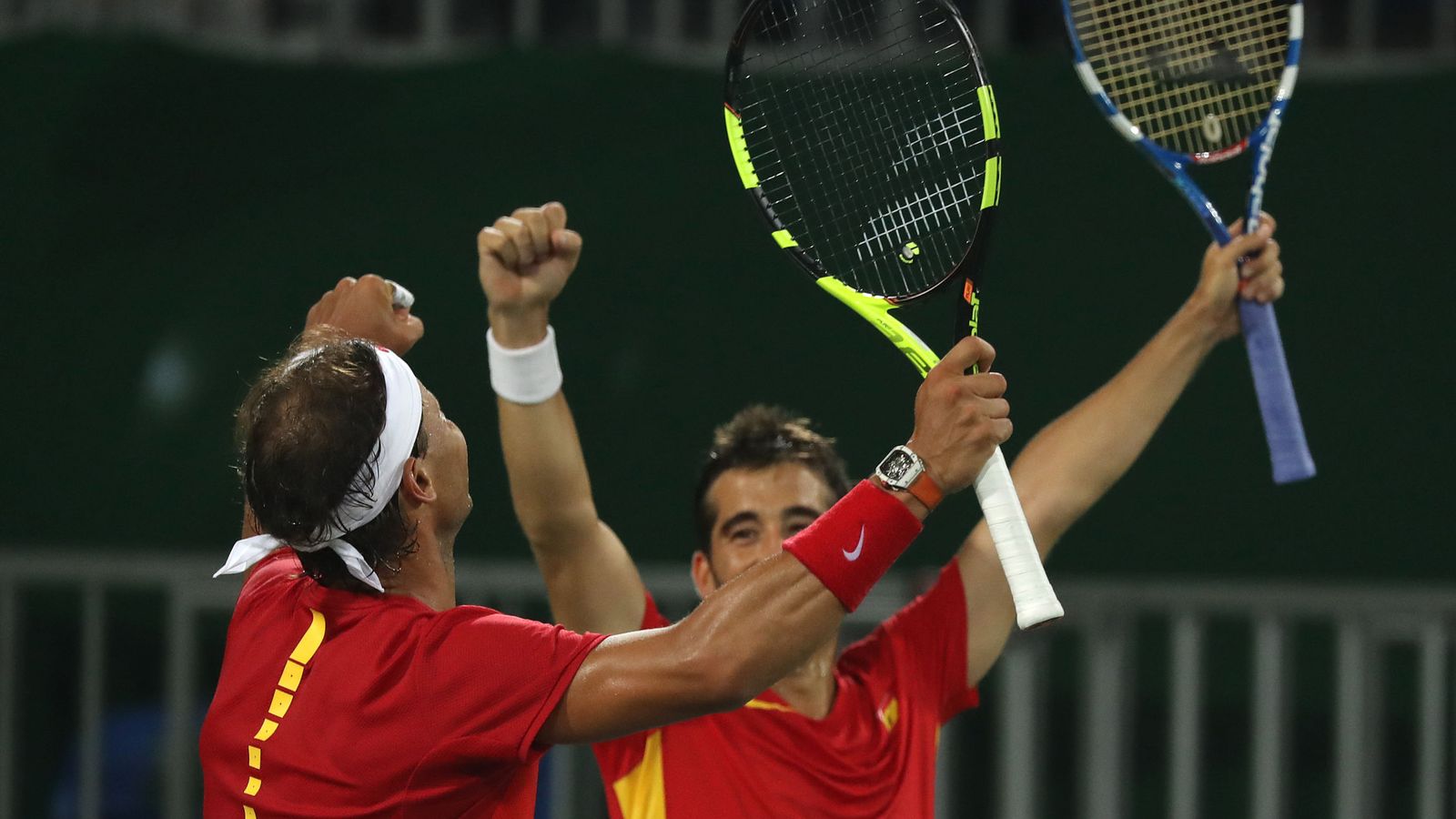 Foto: Nadal y Marc López celebran una victoria en Río (Fernando Maia/EFE)
