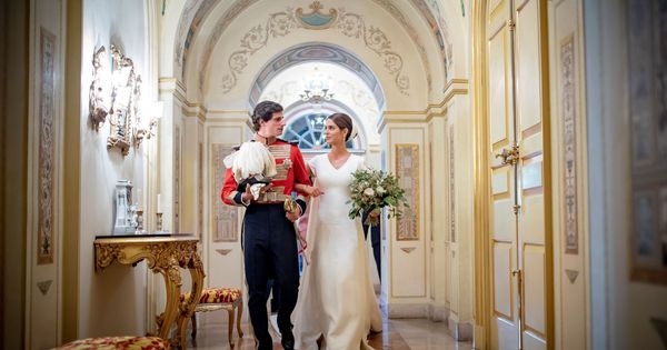 Foto: Los duques de Huéscar, recién casados, en el palacio de Liria. (EFE)