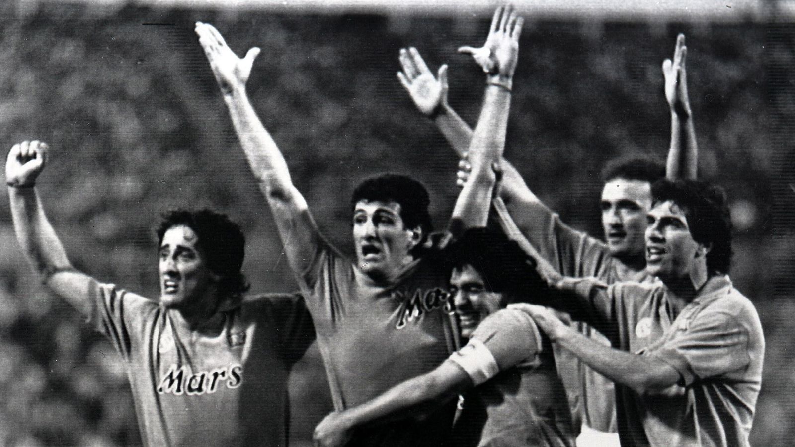 Maradona celebra junto a sus compañeros la UEFA ganada en 1989. (EFE)
