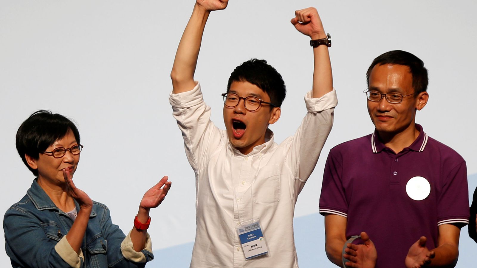Foto: El activista Nathan Law celebra los resultados de su partido. (Reuters)