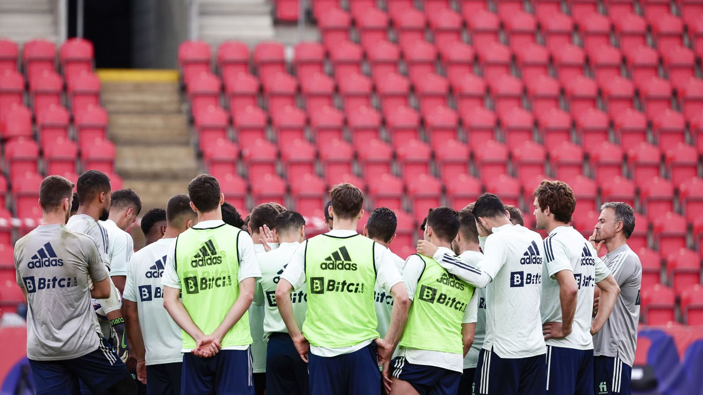Los jugadores de la Selección participan en una sesión de entrenamiento del conjunto en Praga. (EFE/RFEF/Pablo García)