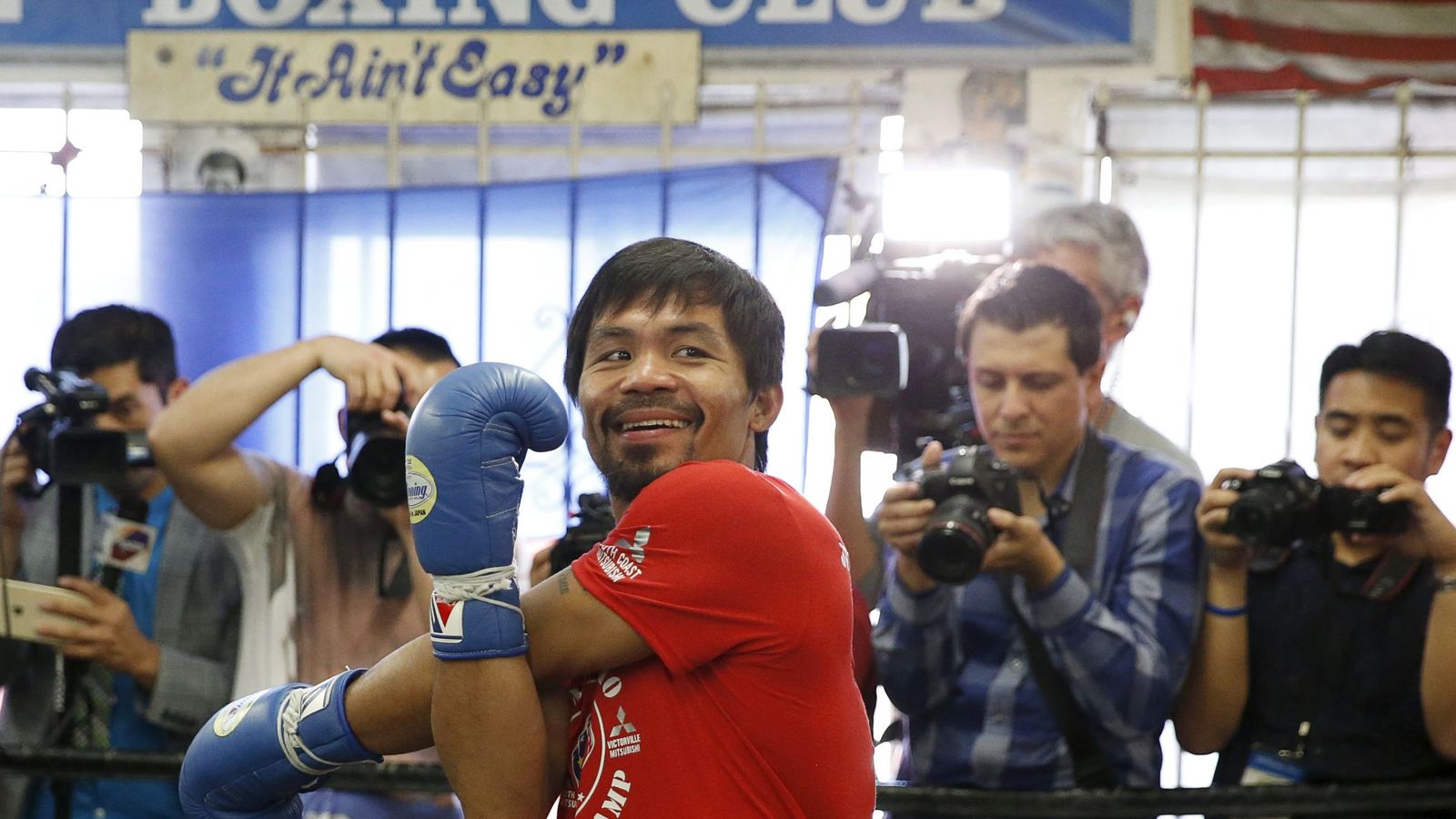 Foto: Manny Pacquiao realiza estiramientos frente a la prensa en Los Ángeles, el 30 de marzo de 2016 (Reuters)