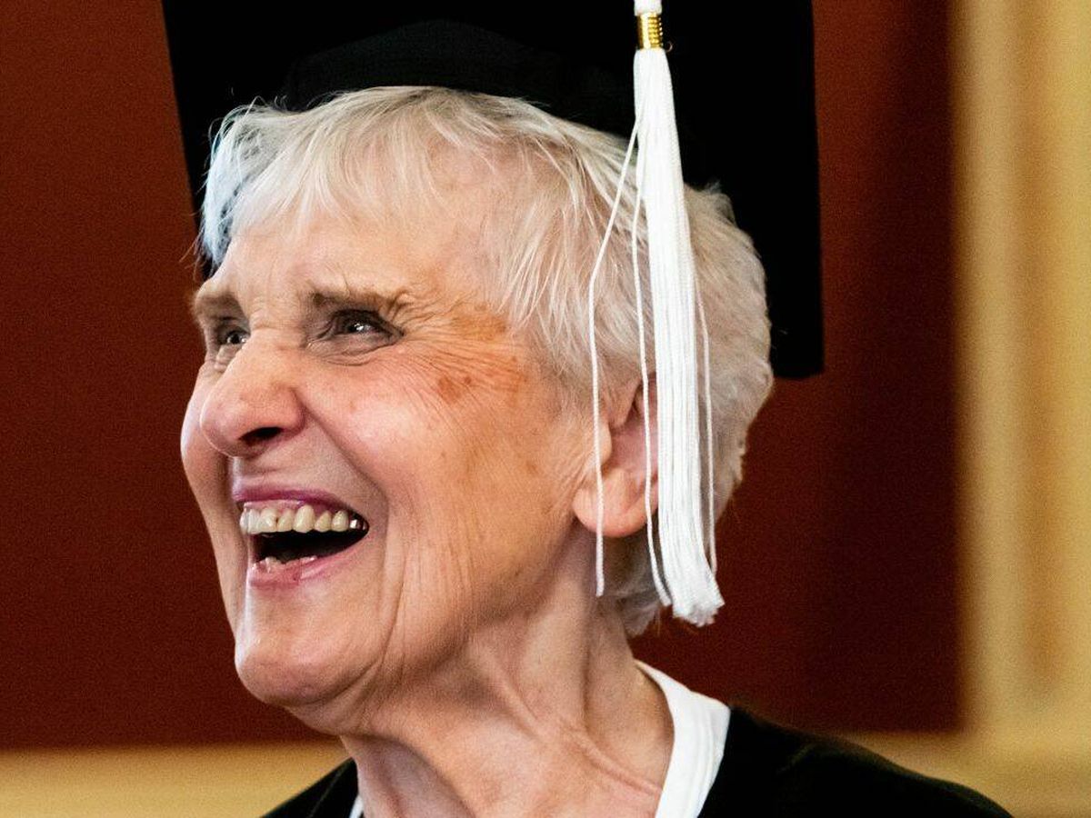 Foto: Joyce, a sus 90 años, durante la ceremonia de graduación (Instagram/Universidad del Norte de Illinois)