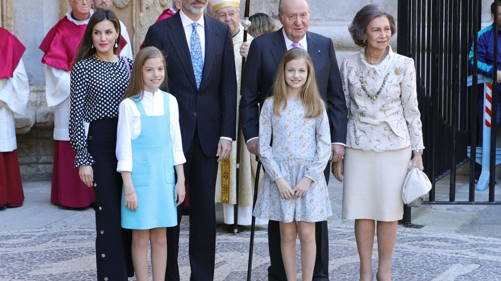 Foto: El Rey Felipe, la reina Letizia, don Juan Carlos y doña Sofía, junto a la infanta Sofía y la Princesa Leonor. (EFE)