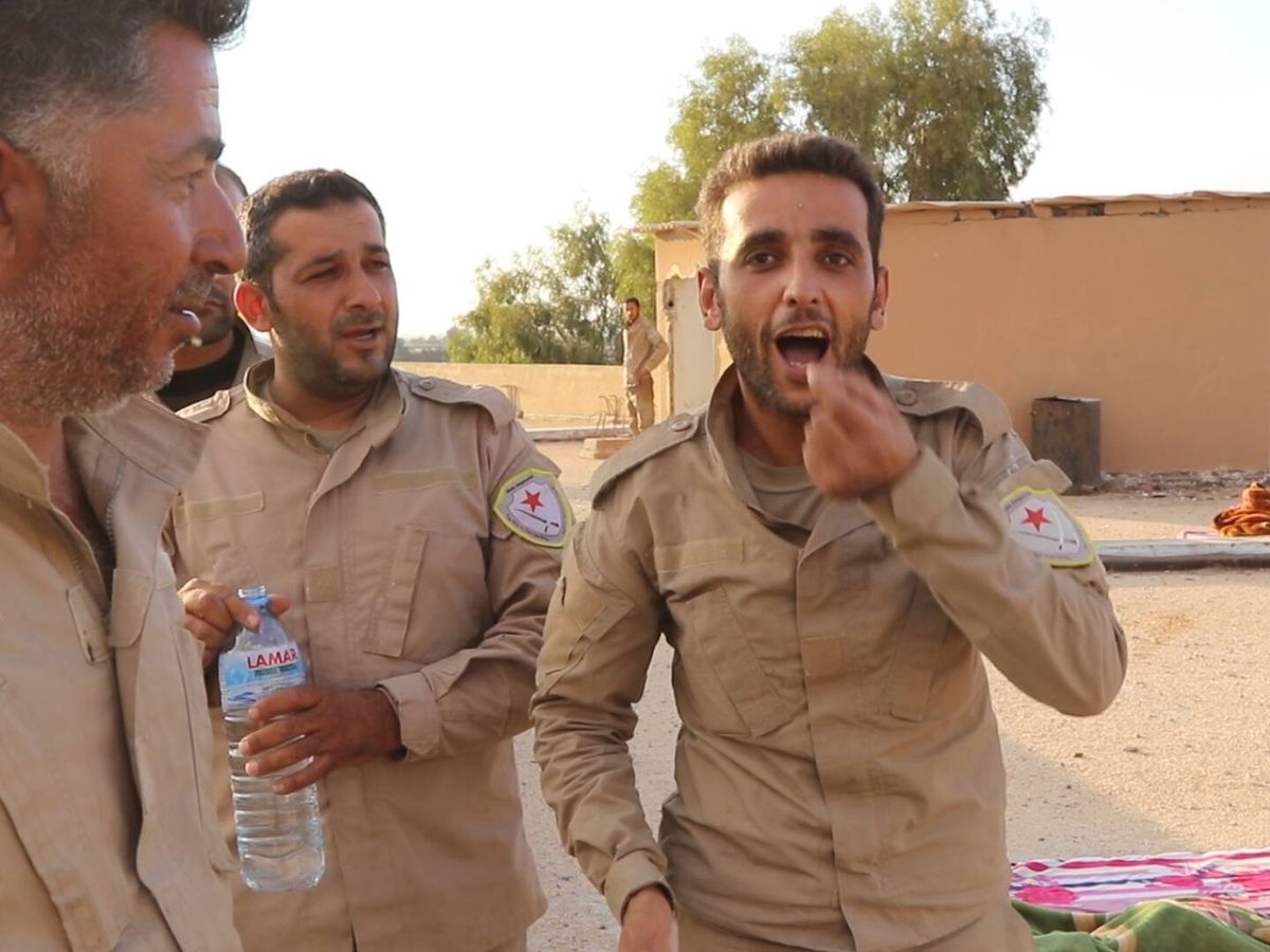 Foto: Un soldado kurdo se burla de los yihadistas simulando que toma Captagón. (Ferran Barber)