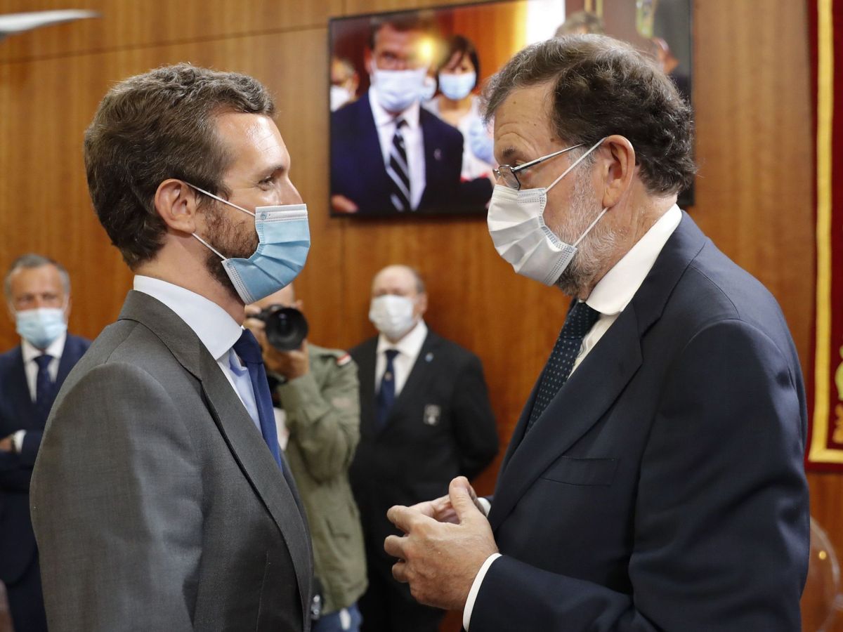 Foto: El presidente del PP, Pablo Casado, y el expresidente Mariano Rajoy. (EFE)