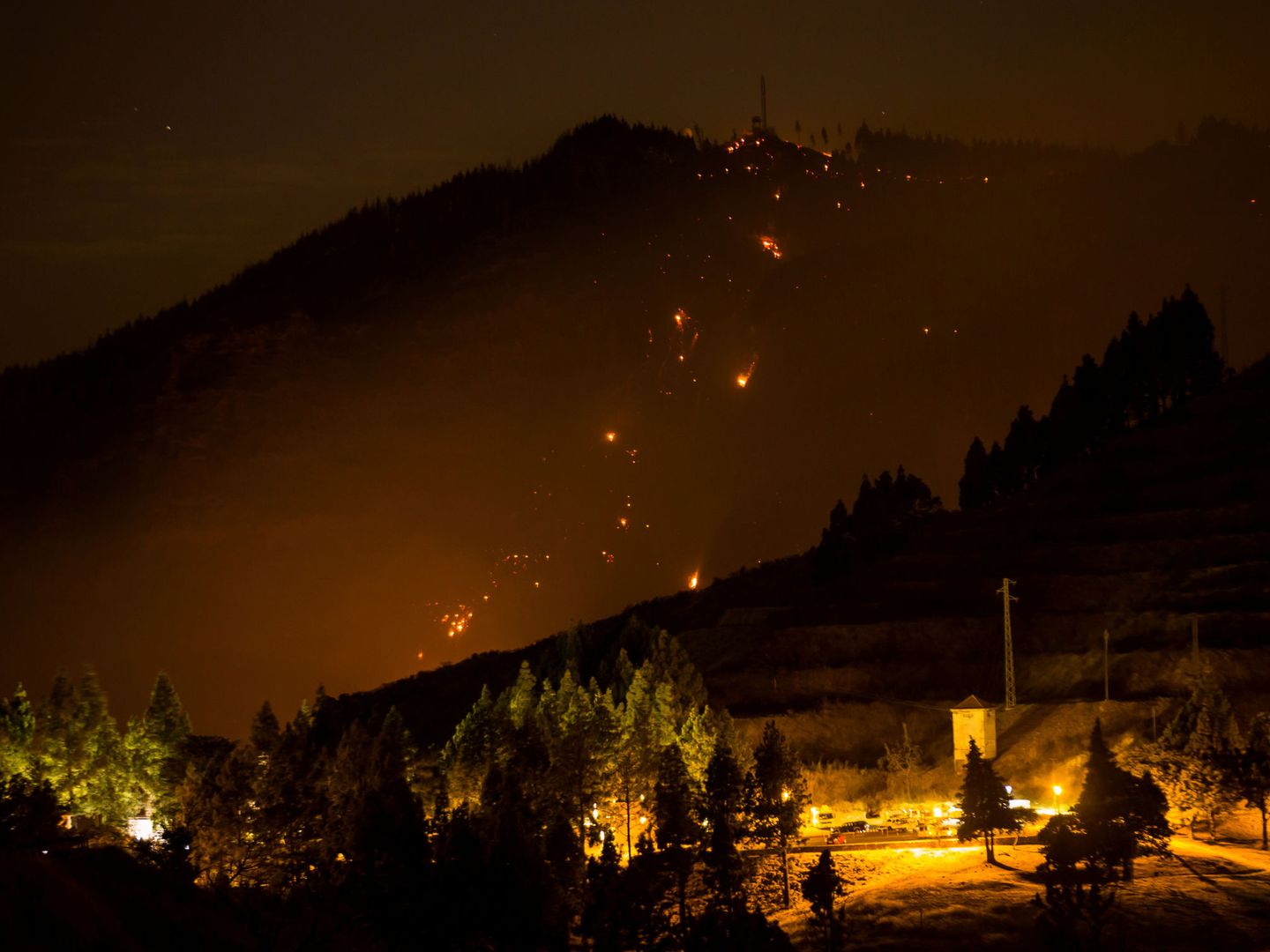 Fuego y humo en el barranco vistos desde Valleseco. (Borja Suárez / Reuters)
