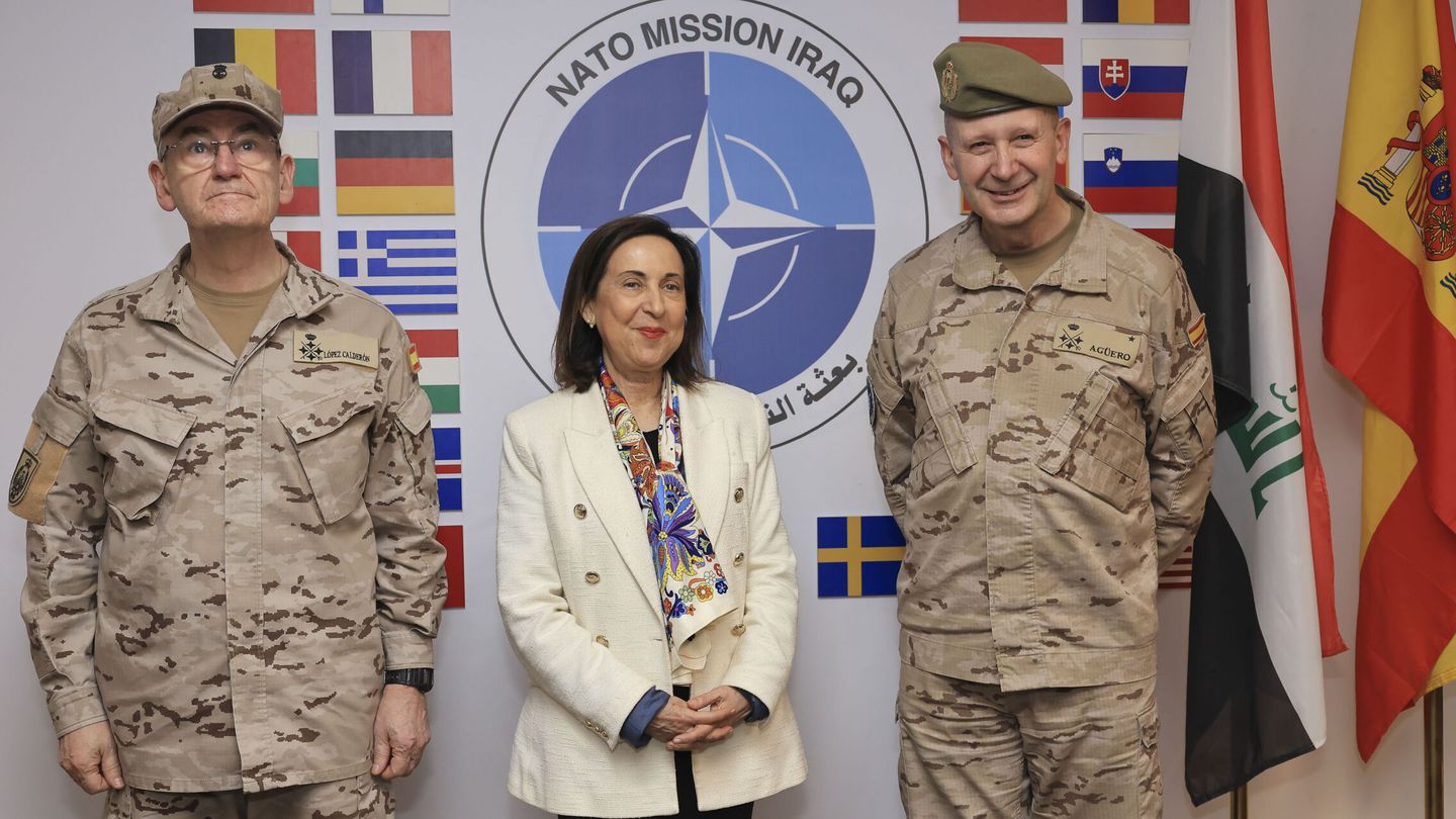 La ministra de Defensa, Margarita Robles (c), visita el contingente español en la misión de adiestramiento de la OTAN (NMI) en Bagdad. (EFE/Ministerio de Defensa)
