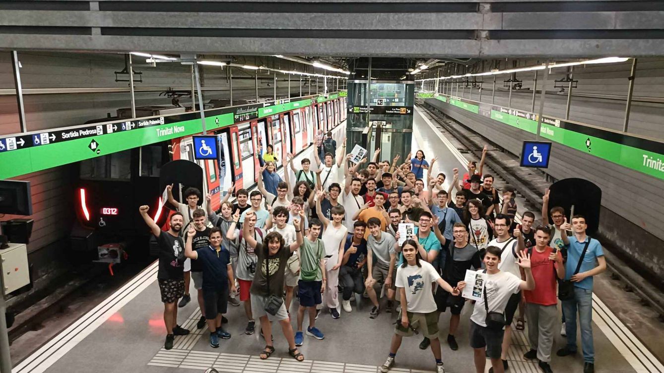 Foto: Un centenar de jóvenes despiden una línea de metro en Barcelona. (Cedida)