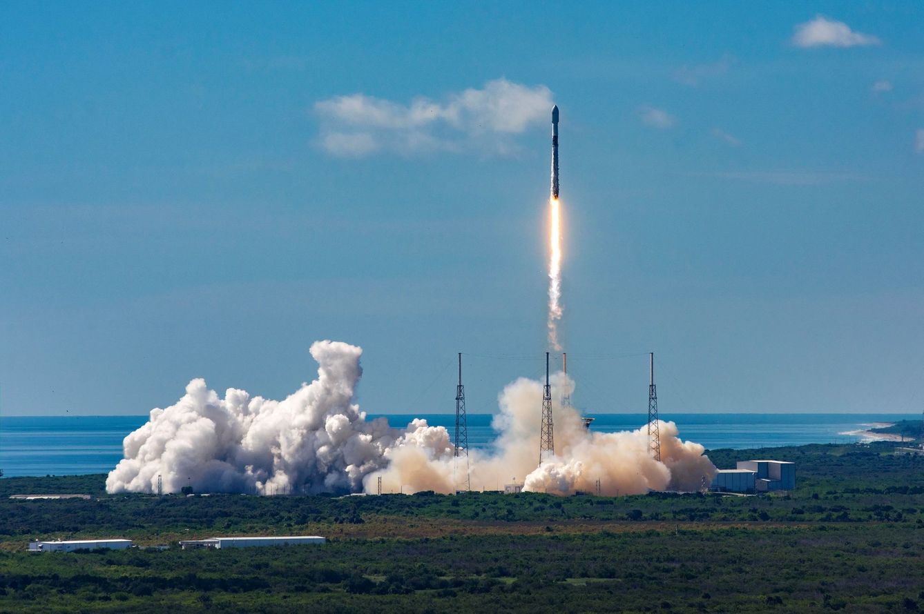 El cohete reutilizable Falcon 9 puso en el espacio el 20 de agosto 58 satélites de su proyecto Starlink para crear una red de internet de alta velocidad a nivel global. (EFE)