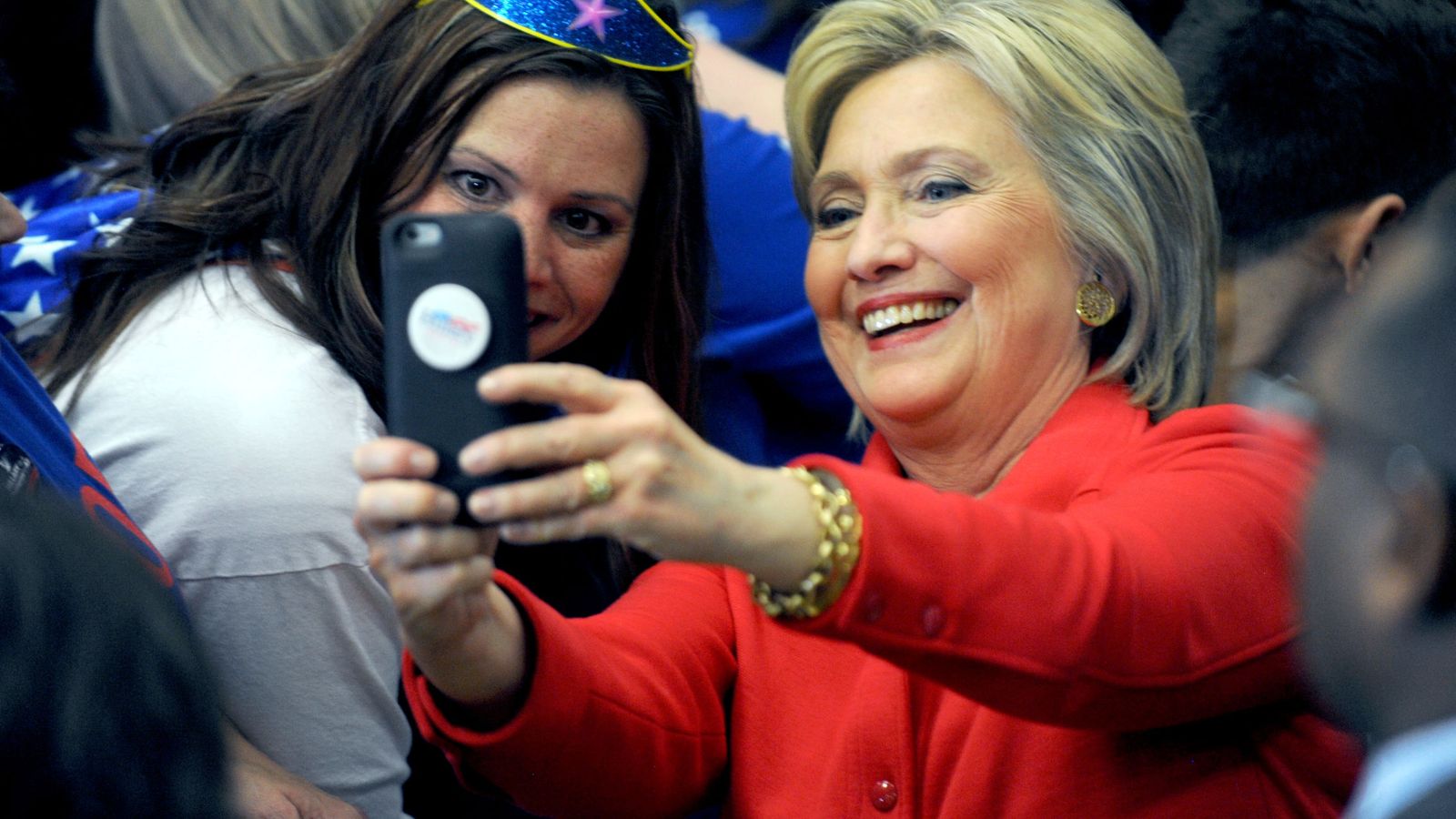 Foto: Hillary Clinton se hace un 'selfie' con una simpatizante (Gtres)
