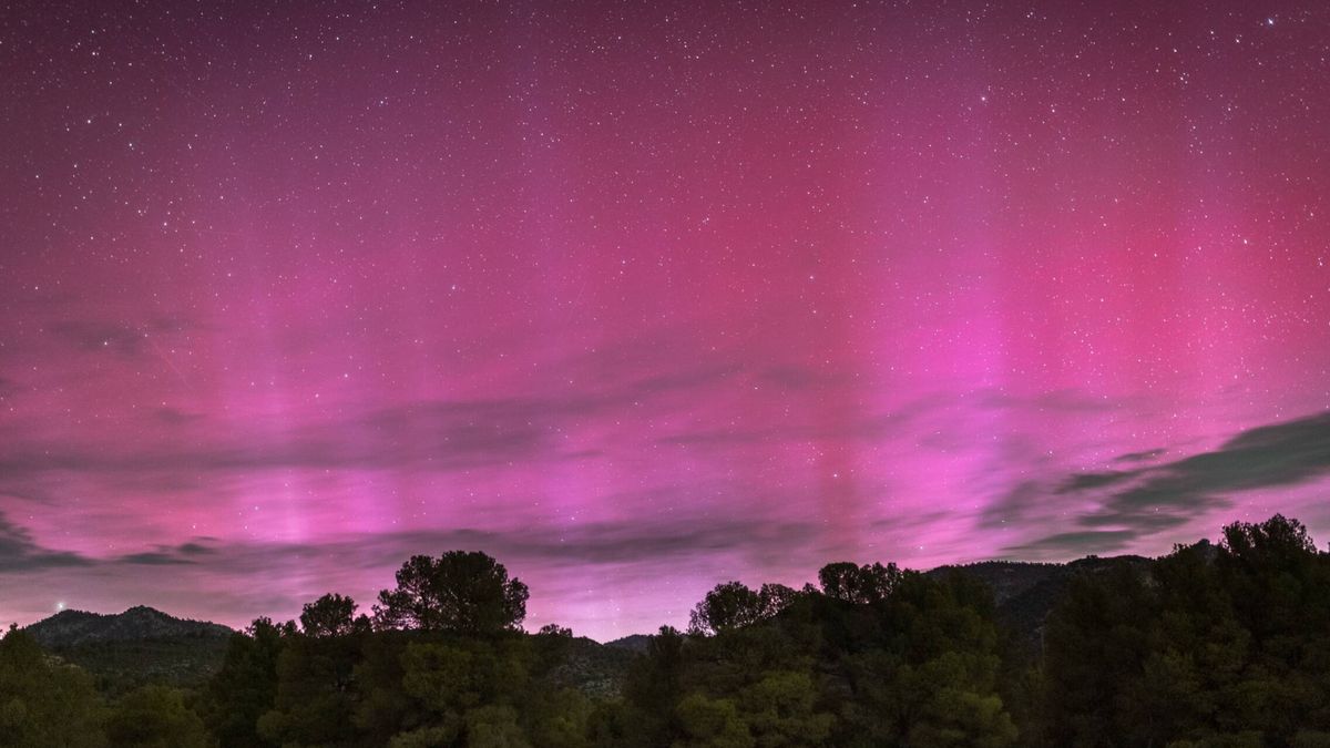Una increíble aurora boreal deja imágenes alucinantes en España... ¿volverá a verse?