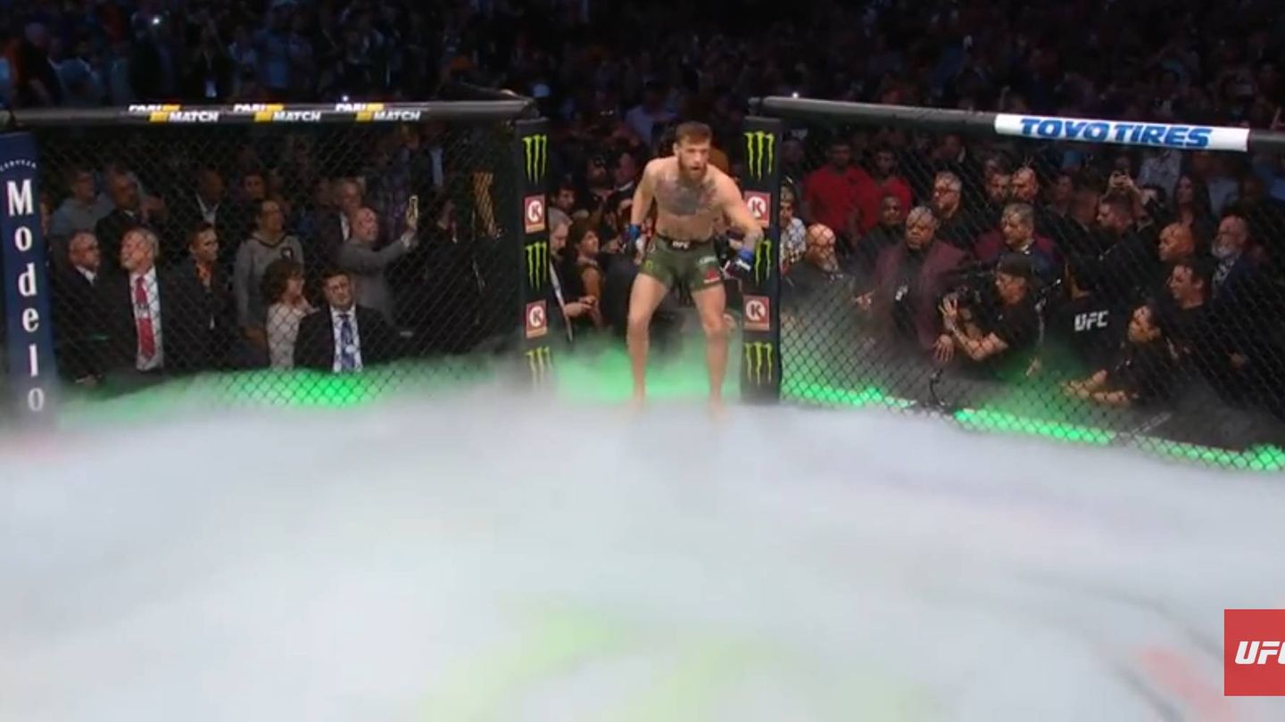 McGregor pisando la jaula