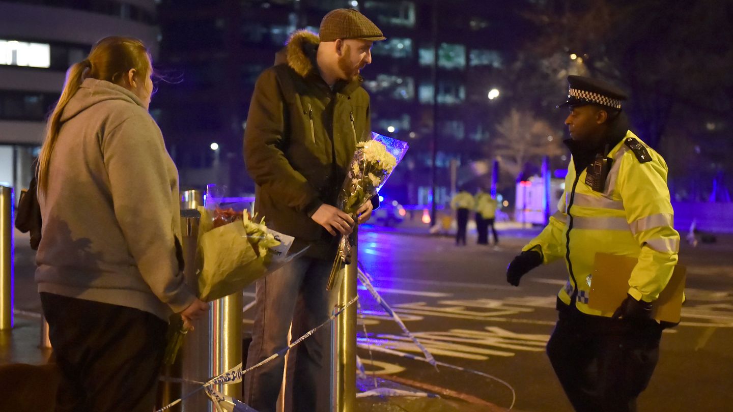 La gente deja flores en el lugar del atentado en Westminster Bridge. (Reuters)