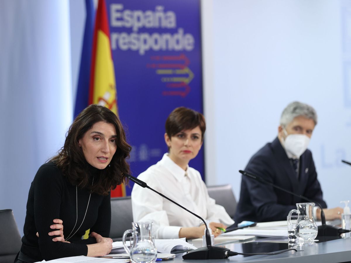 Foto: Las ministras Pilar Llop e Isabel Rodríguez, con Fernando Grande-Marlaska detrás, en la rueda de prensa posterior al Consejo de Ministros. (EFE/Kiko Huesca)
