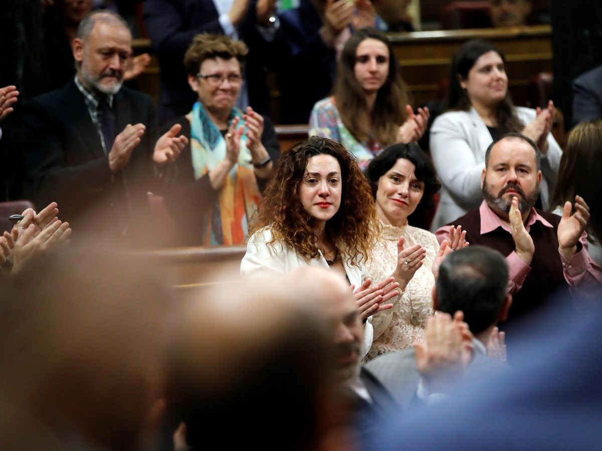 Foto: La diputada de En Comú Podem Aina Vidal, aplaudida por sus compañeros en el Congreso. (EFE)