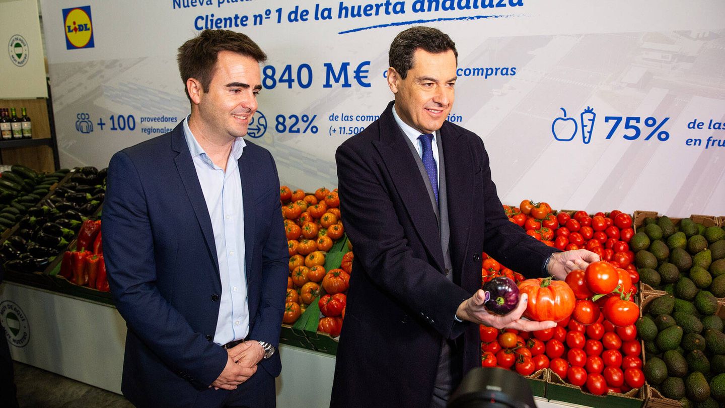El presidente de la Junta de Andalucía, Juanma Moreno, en la nueva planta logística de Lidl en Escúzar, Granada. (Cedida)