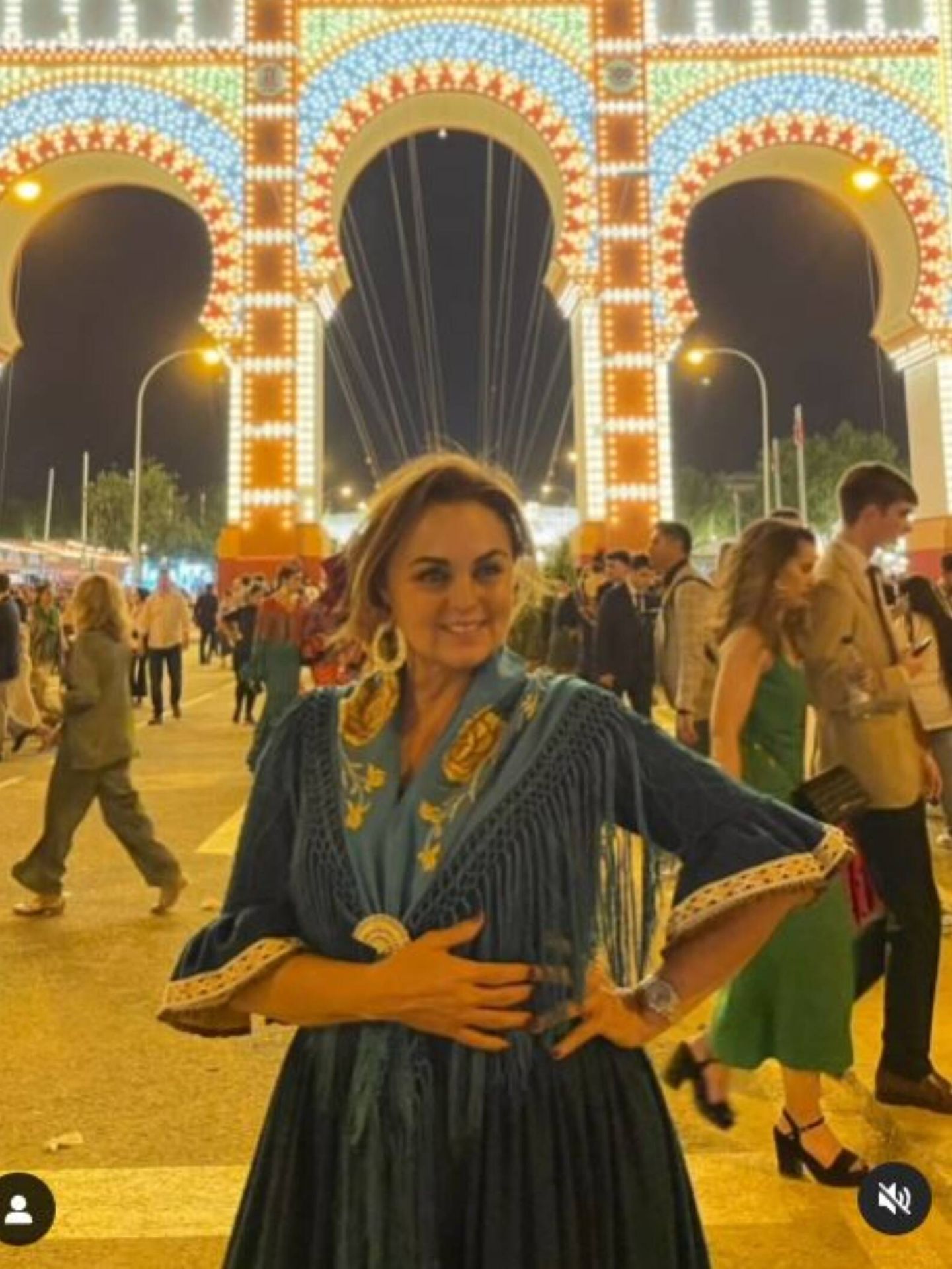 Carmen Morales delante de la portada de la Feria de Abril de Sevilla. (Instagram/@carmenmoralesoficial)