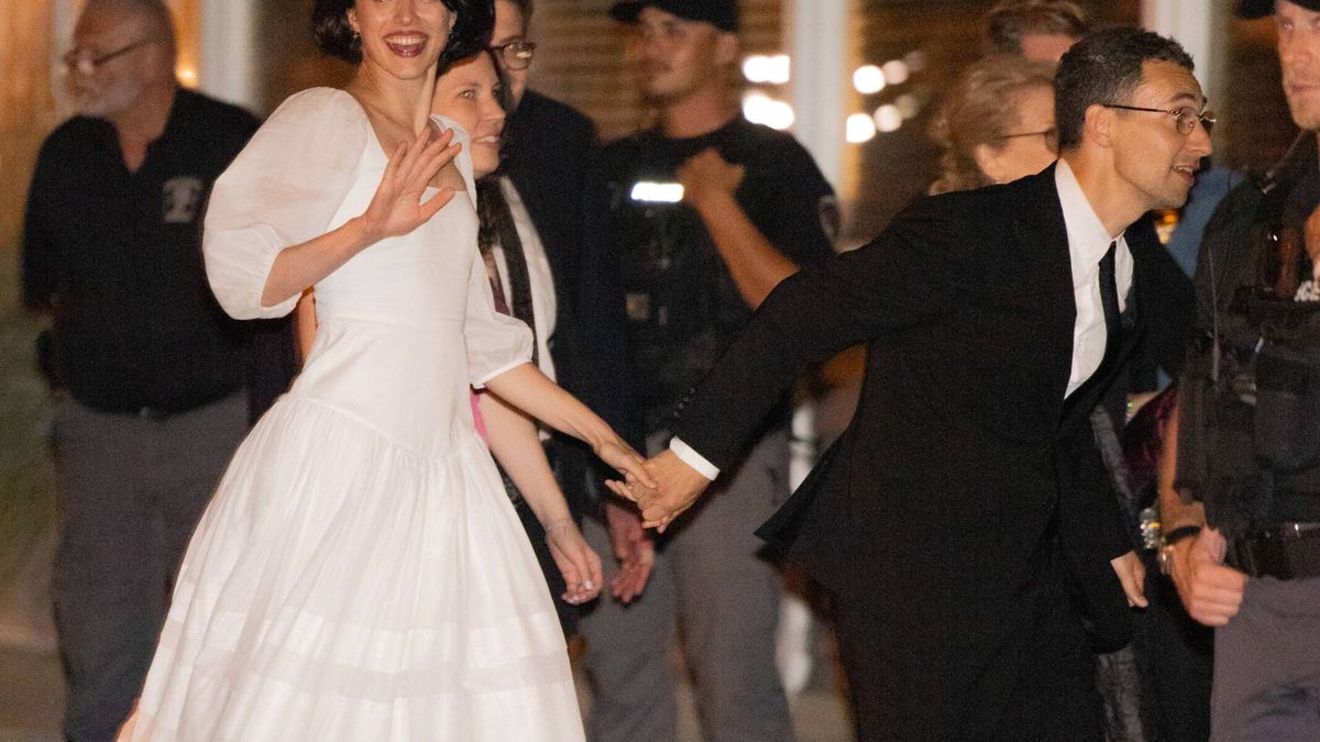 La boda de Margaret Qualley: del vestido de novia con bailarinas al look de invitada de Taylor Swift