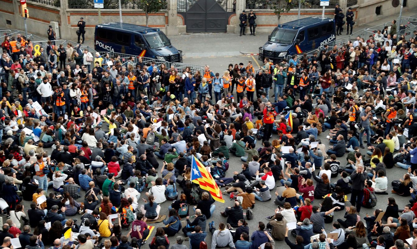 Cientos de personas se concentraron ayer ante la sede de la Delegación del Gobierno en Cataluña. (EFE)