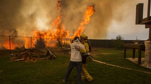 Una veintena de incendios convierten California en un infierno