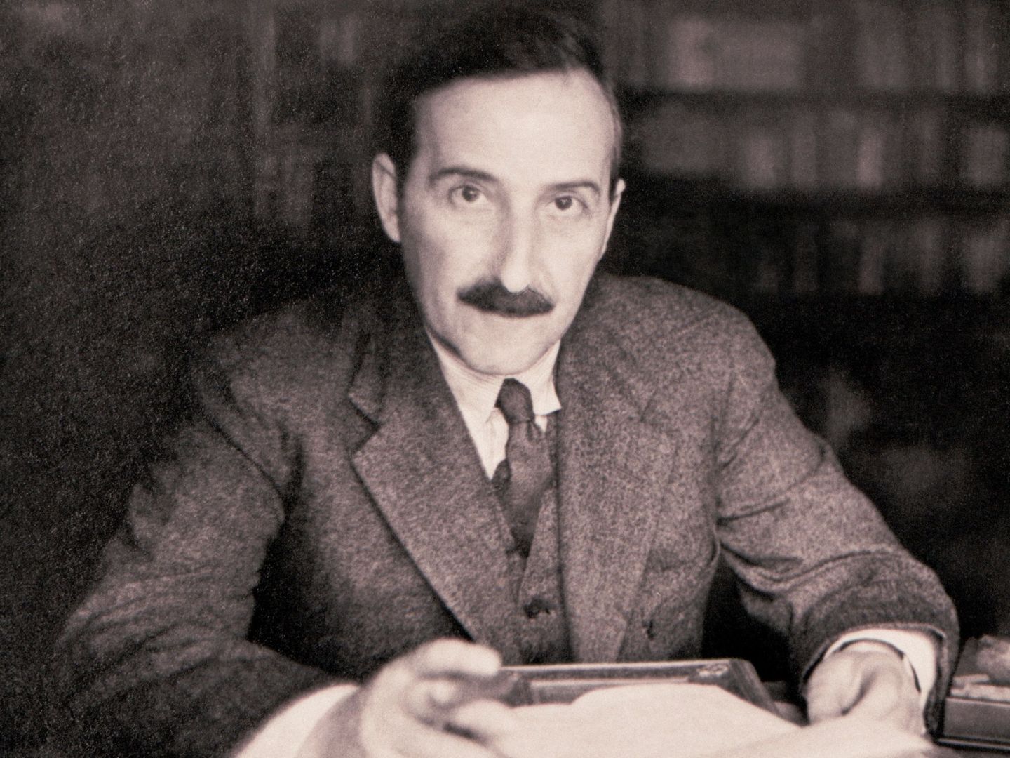 Stefan Zweig, en su casa de Salzburgo. (EFE)