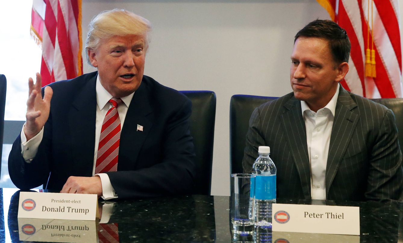 Donald Trump habla y Peter Thiel, cofundador de PayPal y miembro del consejo de Facebook, escucha. (Reuters)