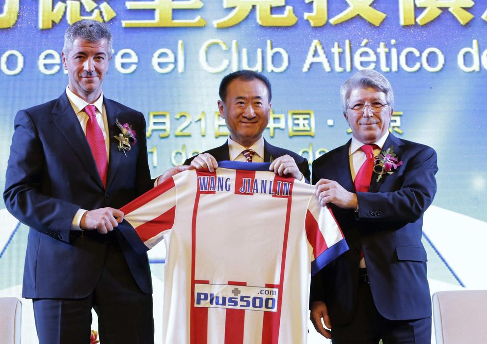 Foto: Miguel Ángel Gil (i), Wang Jianlin (c) y Enrique Cerezo (d) sostienen la camiseta del Atlético con el nombre del inversor chino.