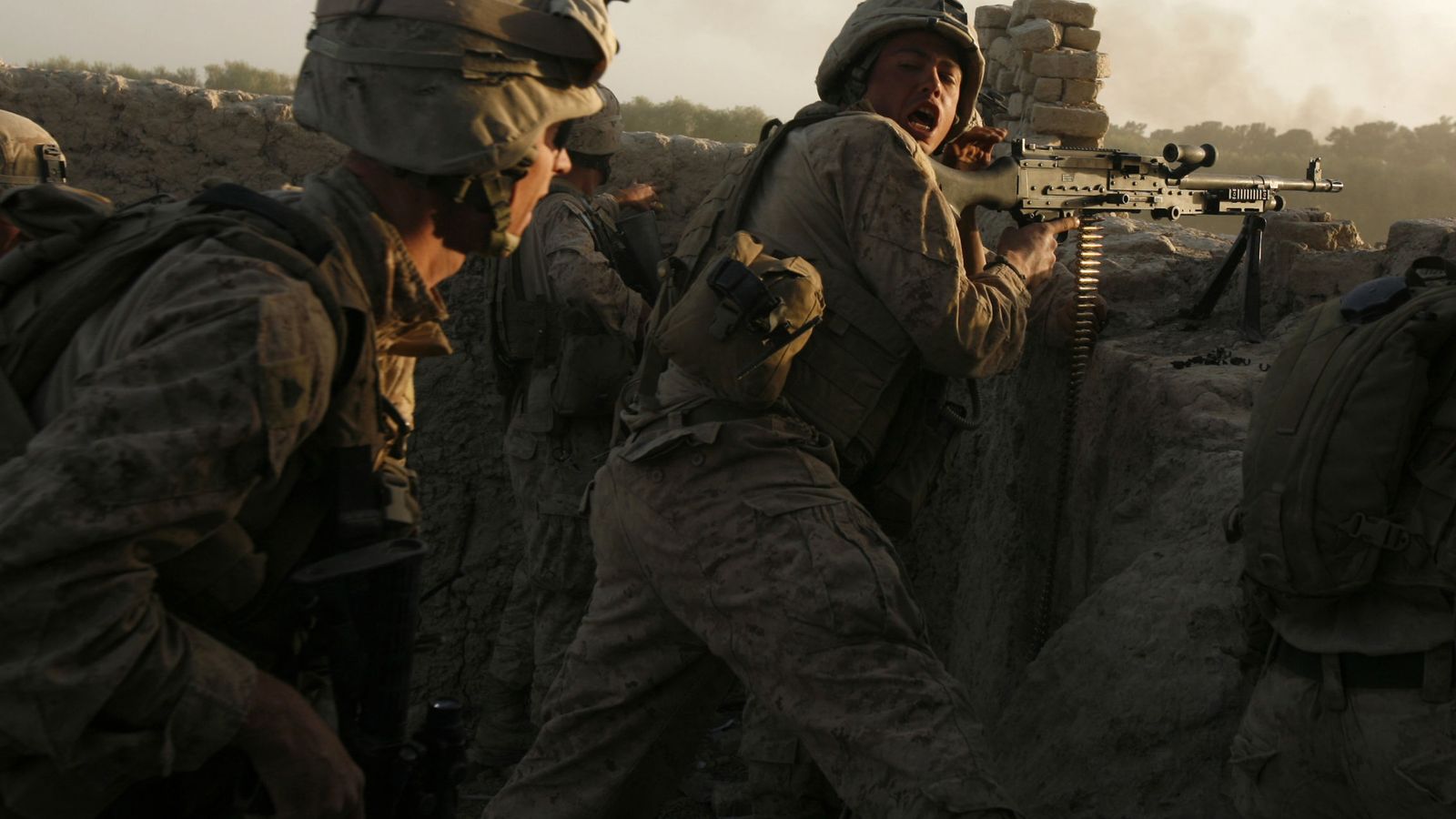 Foto: Marines estadounidenses durante una emboscada de los talibán en la provincia de Helmand, Afganistán (Reuters).
