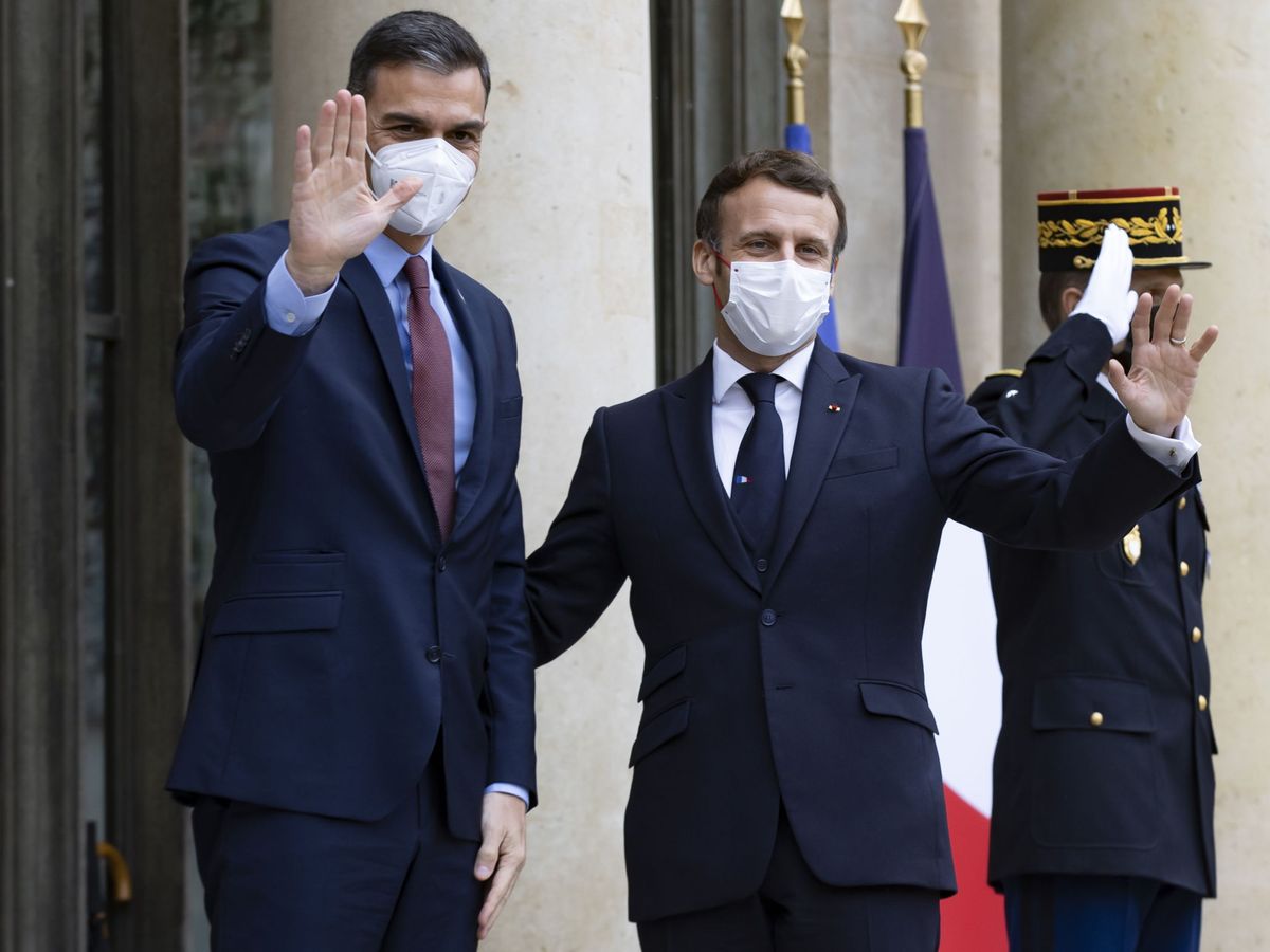 Foto: El presidente francés, Emmanuel Macron, junto a Pedro Sánchez. (EFE)